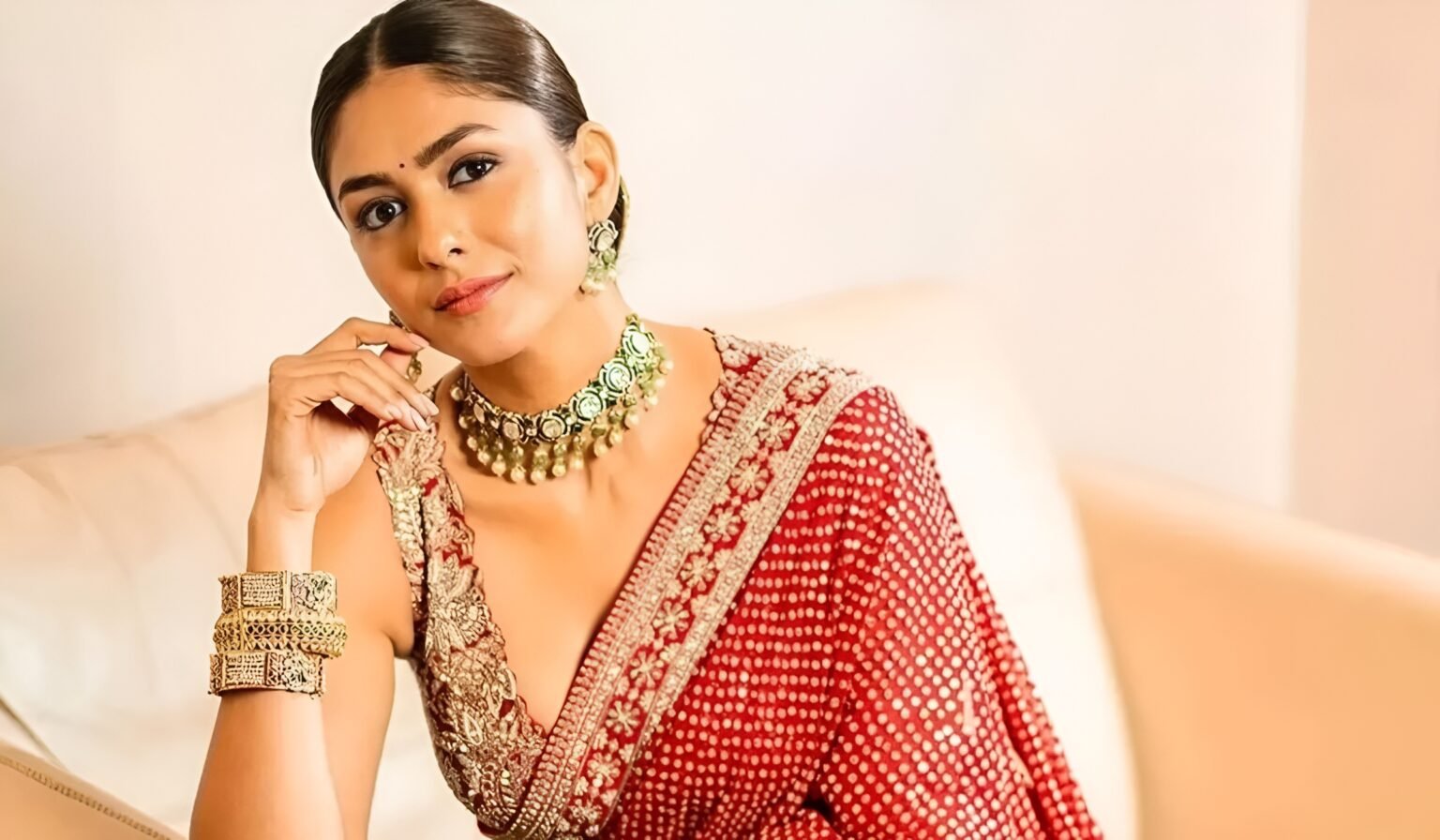 Mrunal Thakur Height