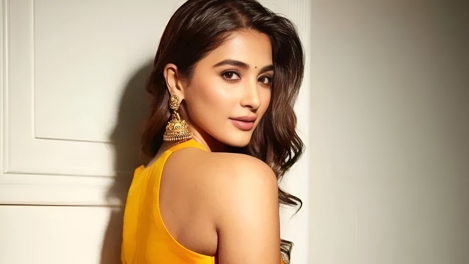 Pooja Hegde Height
